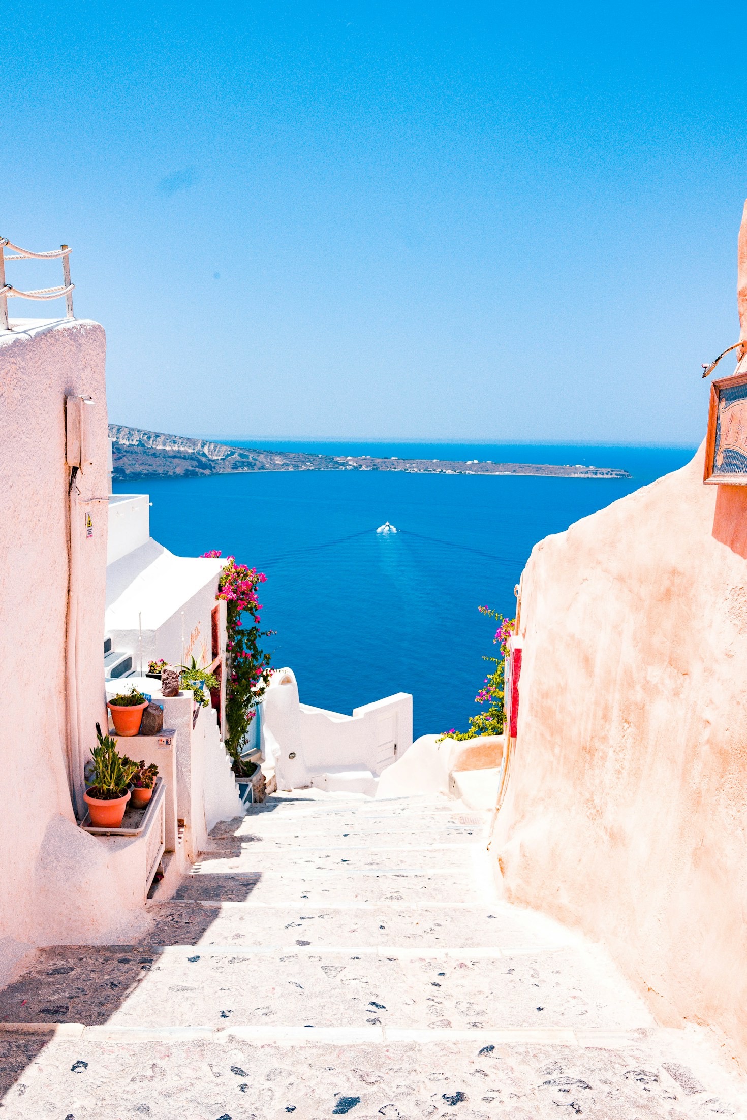 Capturing Cities: Authentic Photos in Travel Guides
